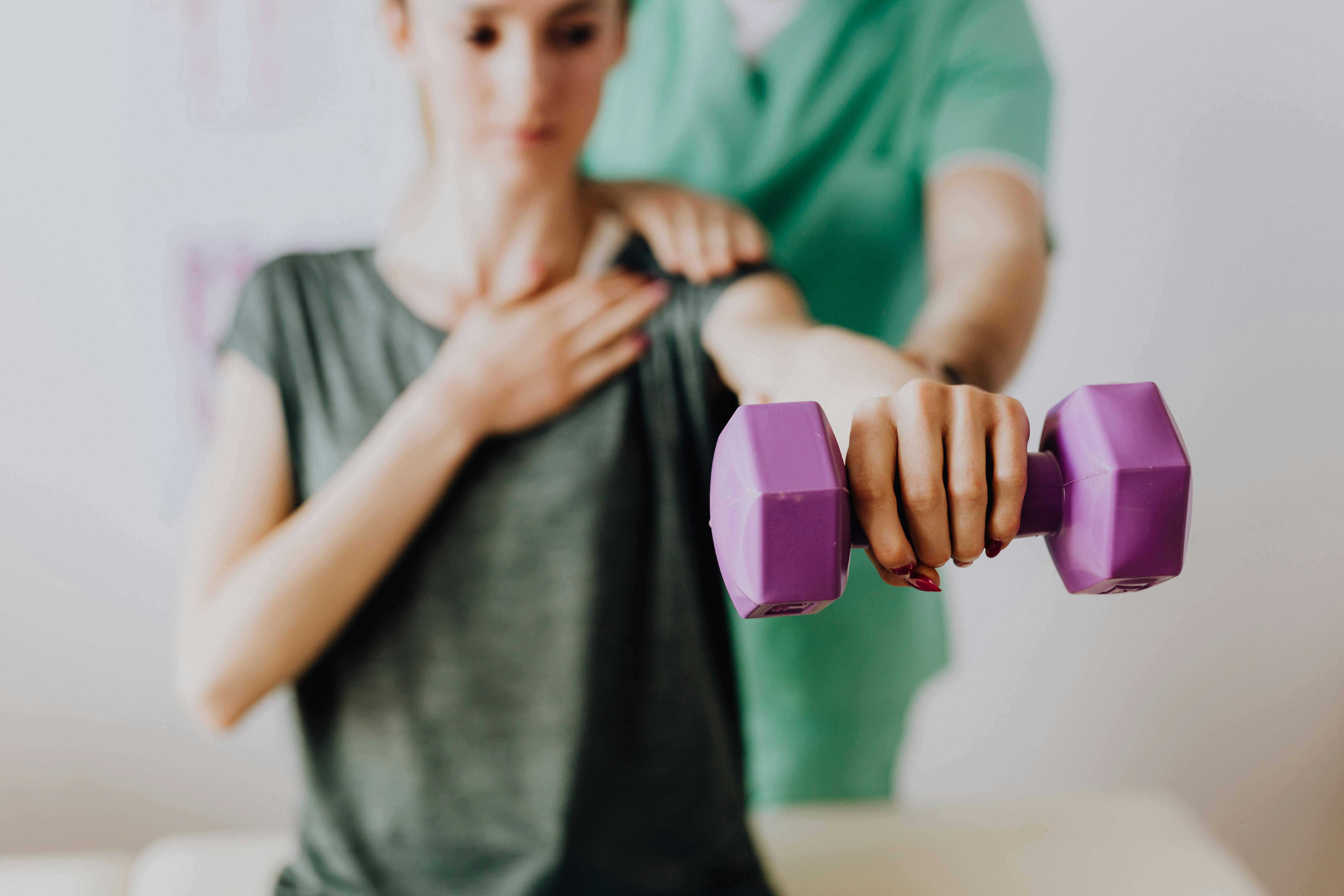 Effektives Schultertraining mit Kurzhanteln