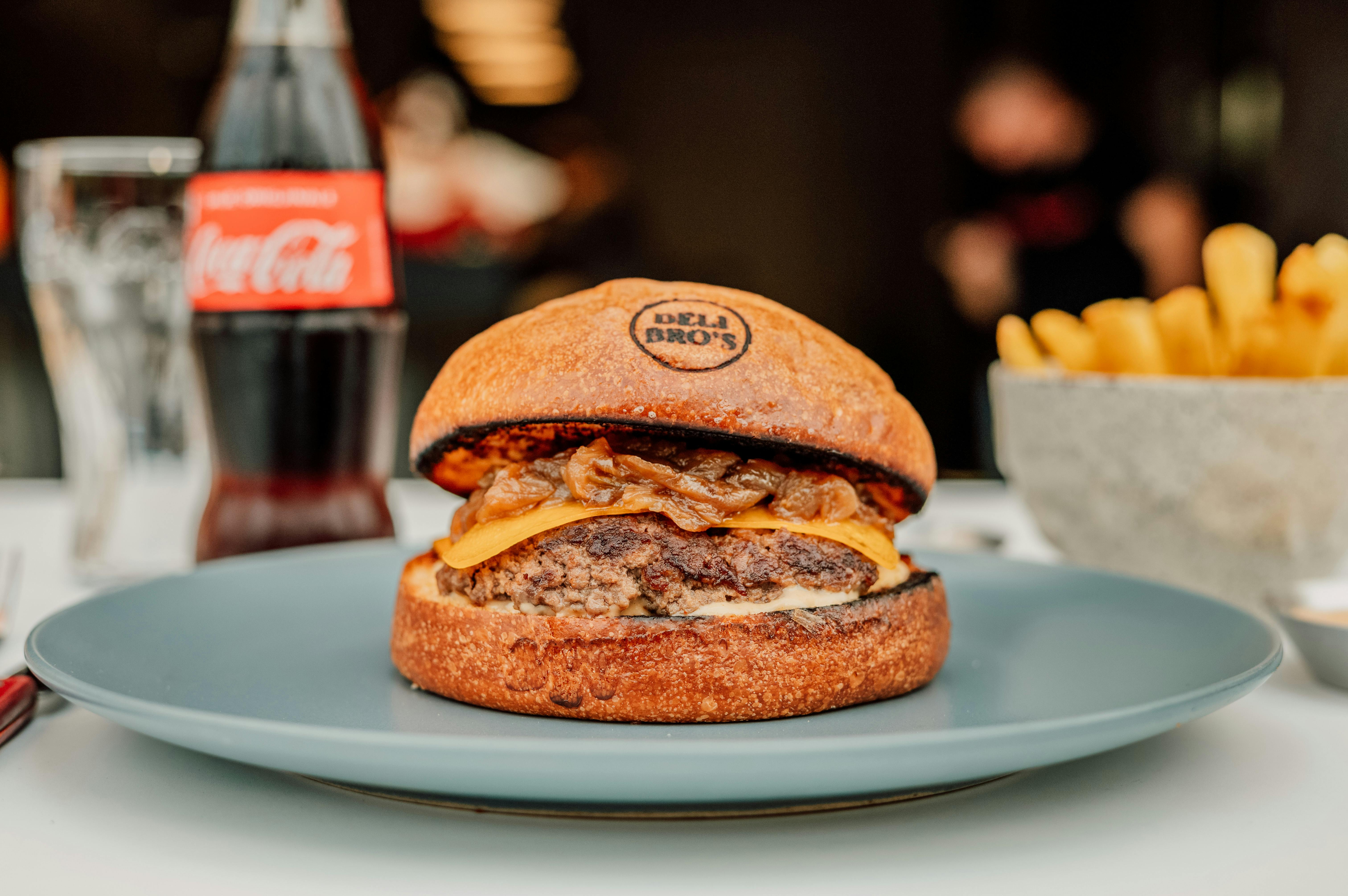 Burger mit Pommes und Kaloriengehalt